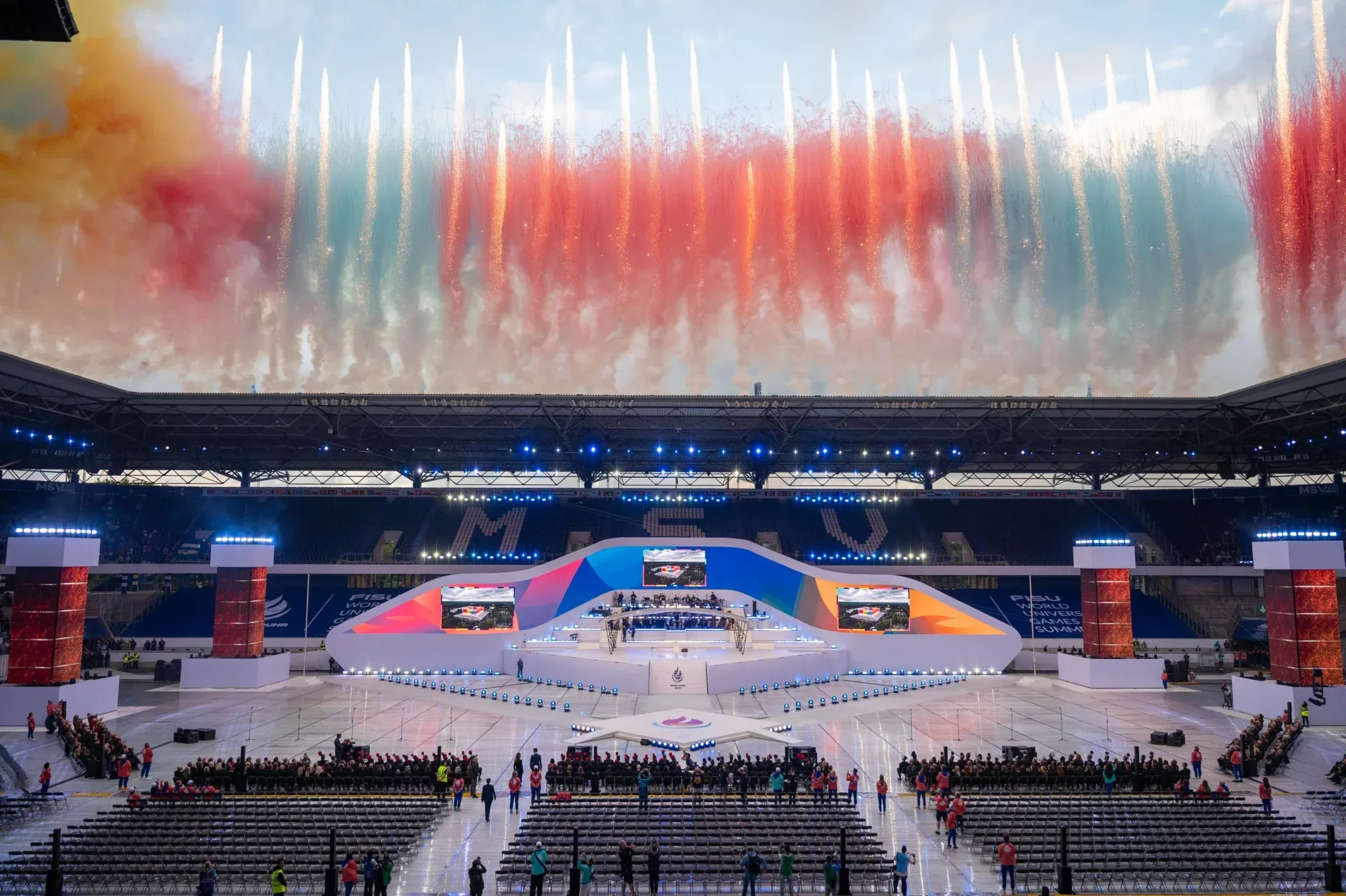 Eröffnungszeremonie der FISU Games 2025 in der Duisburg Arena mit Tausenden Zuschauern