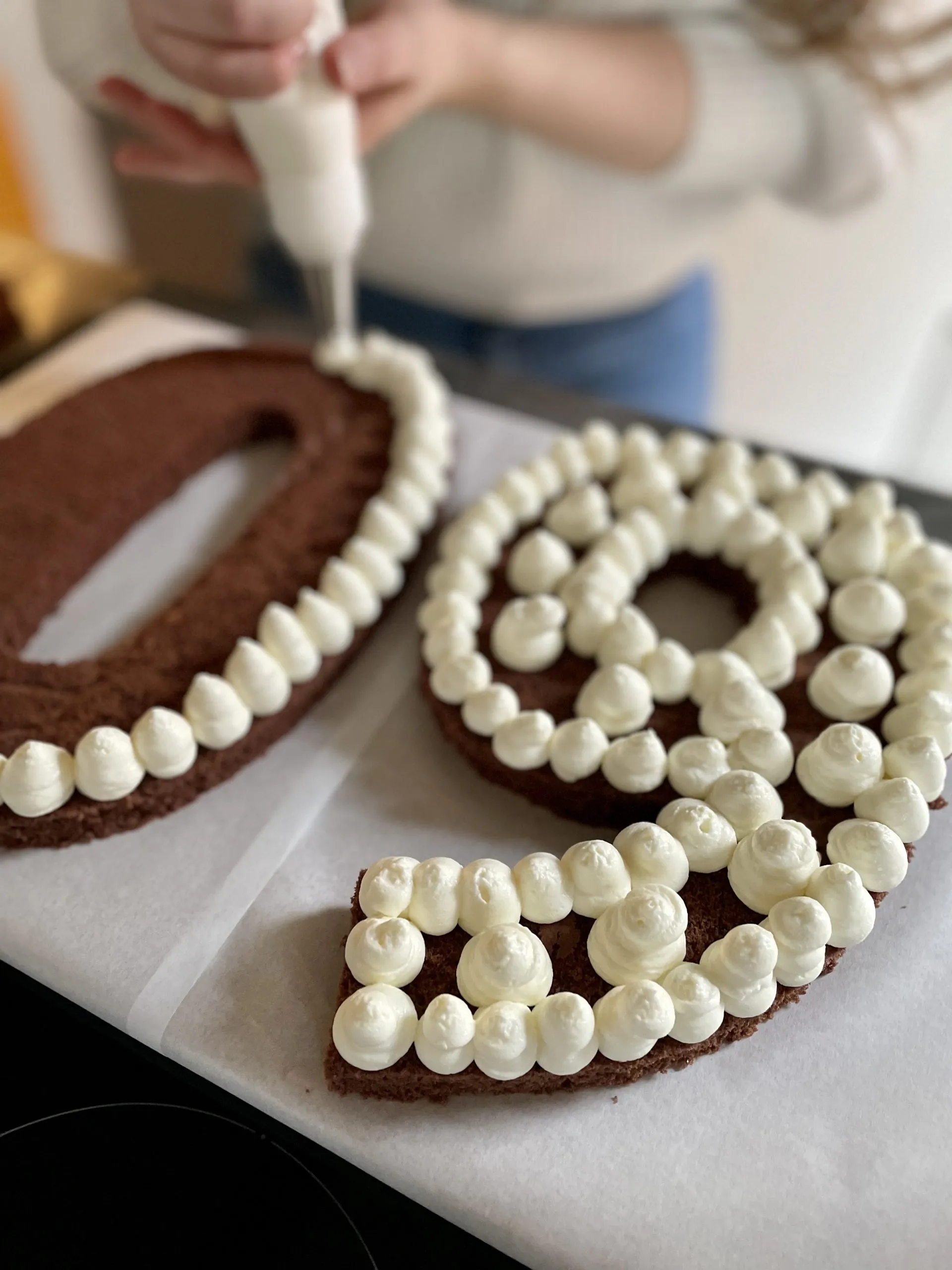 Erste Schicht der cremigen Vanille-Mascarpone-Füllung auf dem Kuchenteig