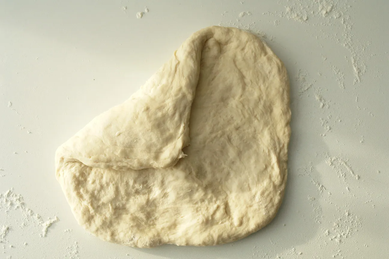 Erster Schritt der Falttechnik: die linke Ecke einklappen