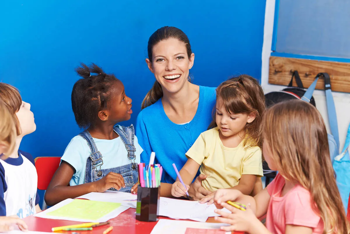 Erzieher/in in Aktion während einer Infoveranstaltung in Berlin