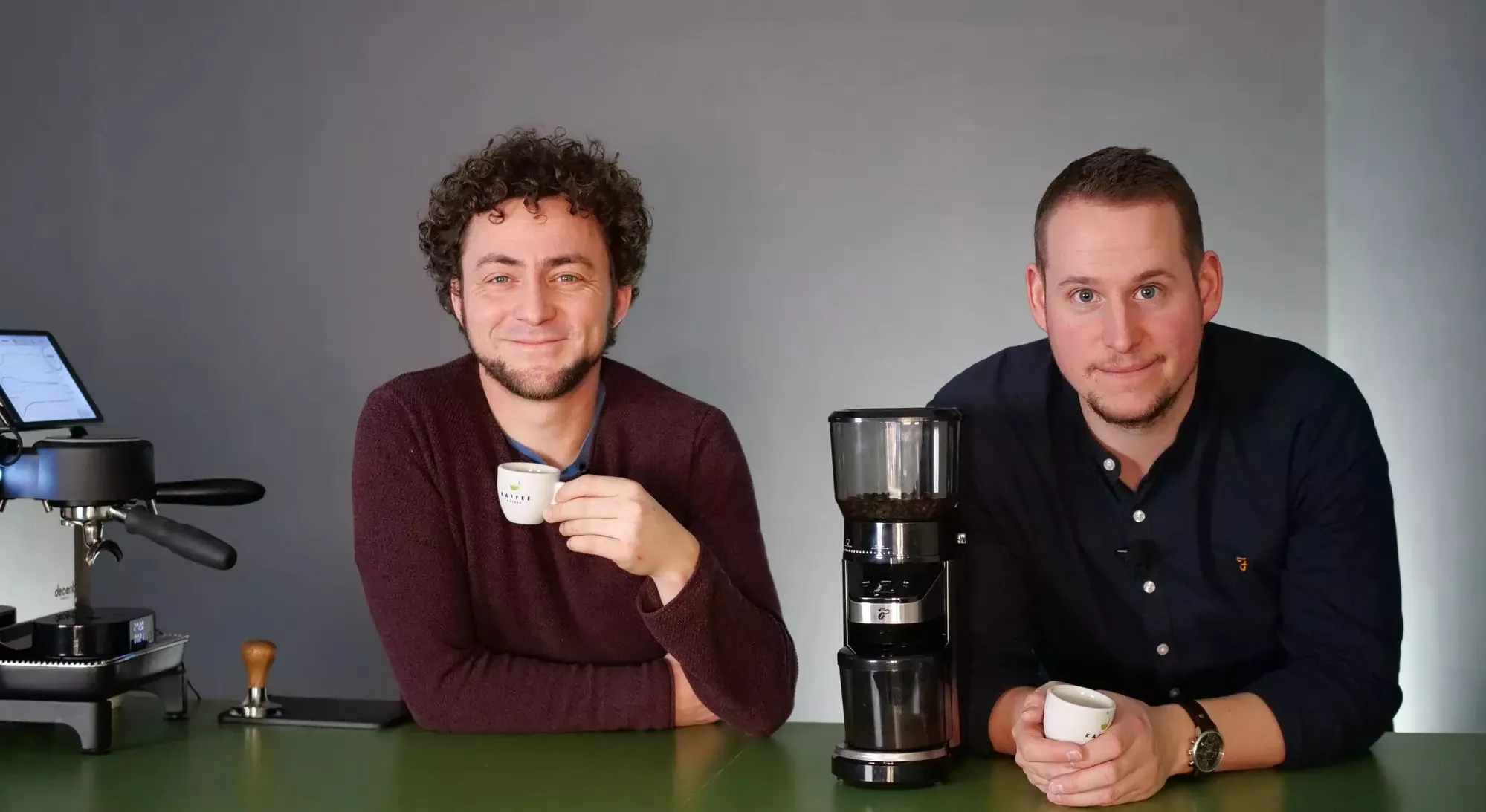 Espresso in einer kleinen Tasse, stilvoll auf einem Unterteller, bereit zum Genuss.