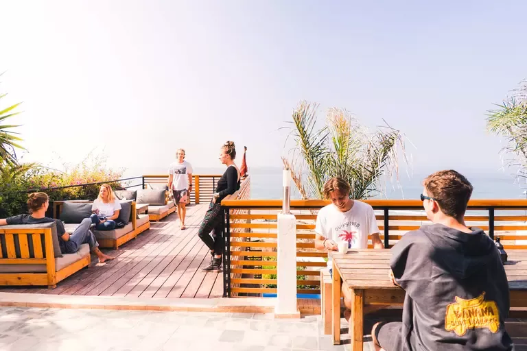 Essbereich im Sea View Surfcamp