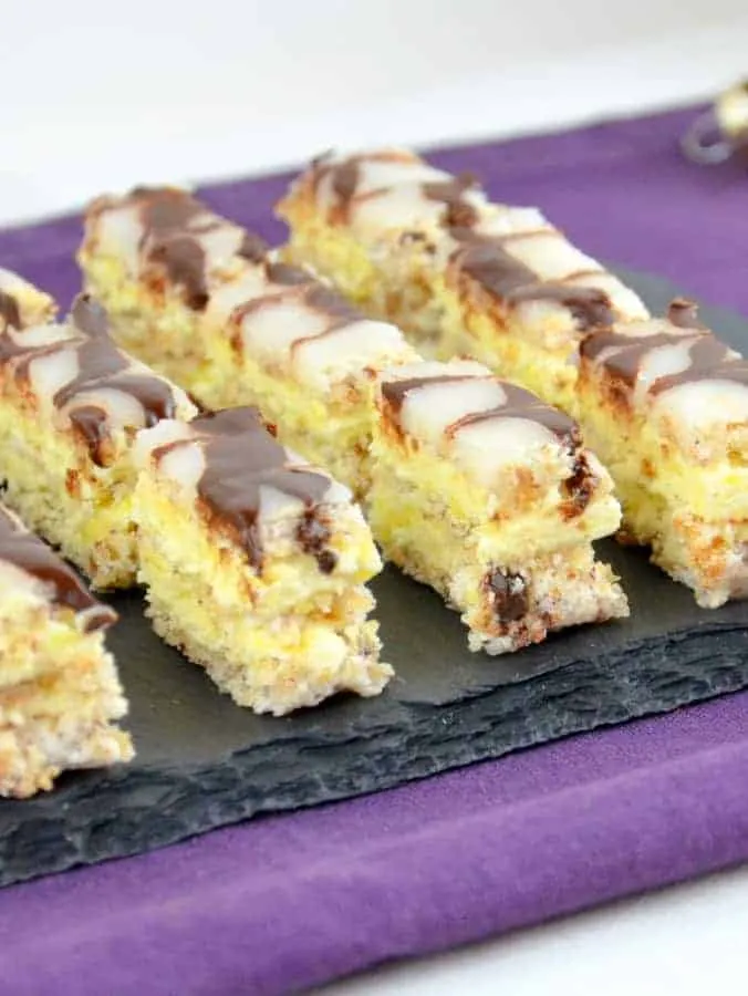 Esterhazyeckerl, elegante Haselnuss-Schnitten mit Vanillecreme und typischer Glasur