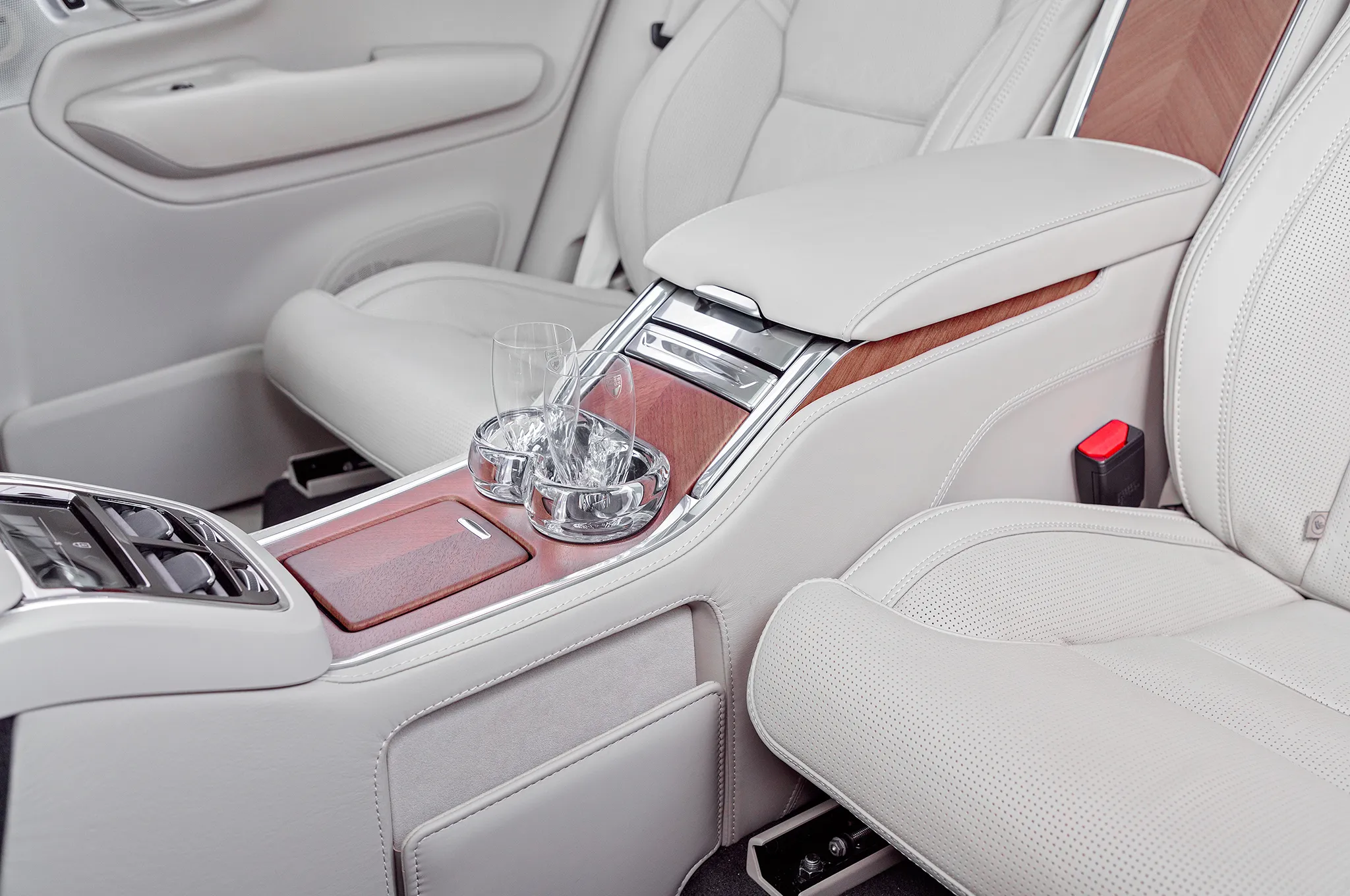 Exklusive Orrefors Champagnerflöten und Mini-Kühlschrank im Fond des Volvo XC90 T8 Excellence