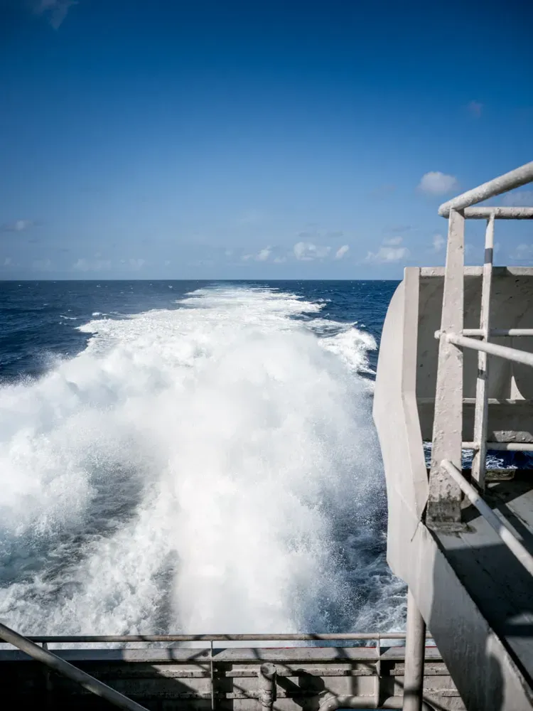 Express des Iles bei Seegang in der Karibik