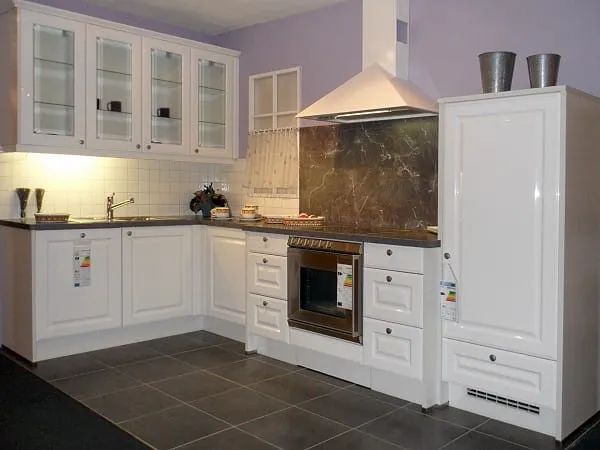 Fabrikverkauf Küchen: Klassische Landhausküche mit Kassettenfronten