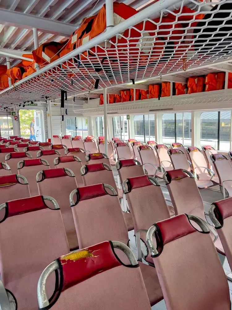 Fähre Express des Iles anlegt