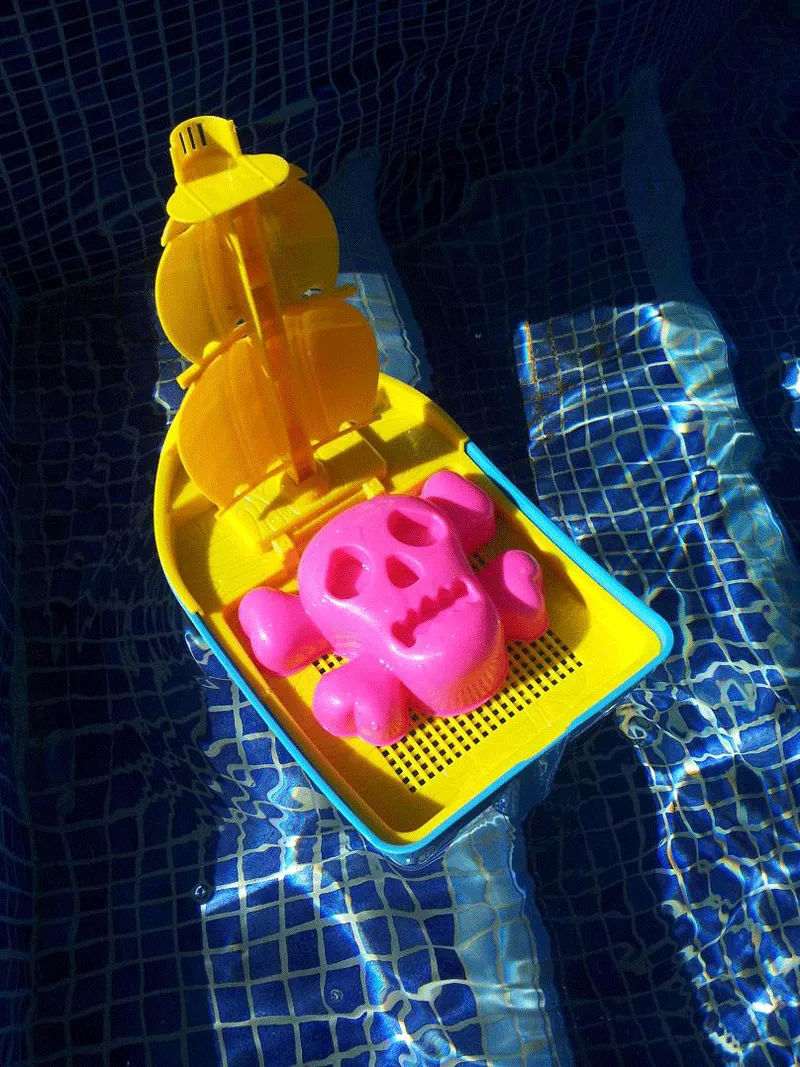 Fahrrad vor der malerischen Küstenlandschaft Mallorcas, bereit für Erkundungstouren