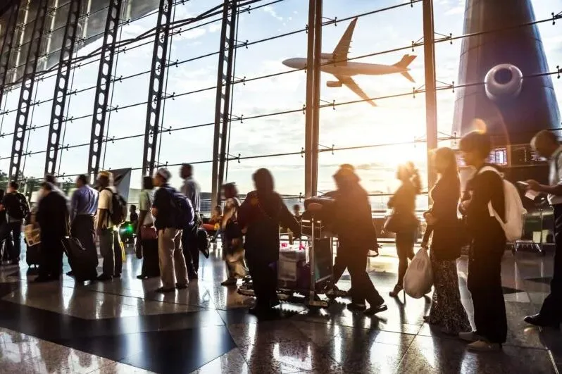 Fahrzeuge passieren ein gesichertes Tor bei Lufthansa Technik mit RFID-Lesegeräten
