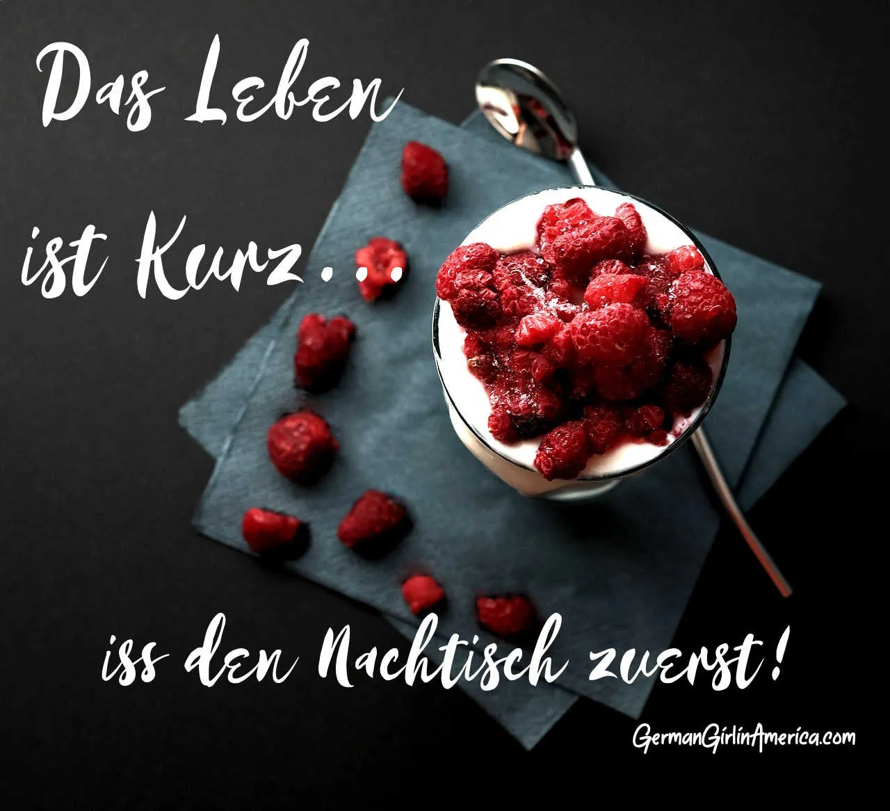 Familie genießt gemeinsam den Nachtisch am Tisch