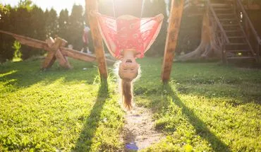 Familie macht einen Kurzurlaub und genießt die gemeinsame Zeit im Freien