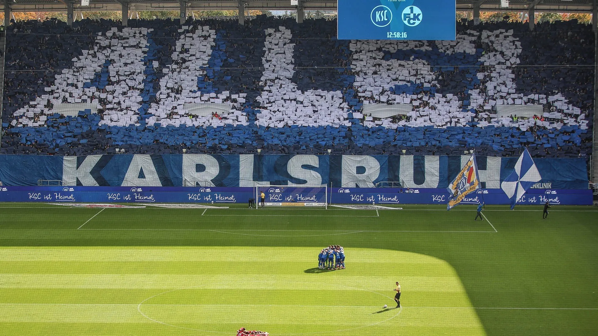 Fans auf der Tribüne während einer hitzigen Partie