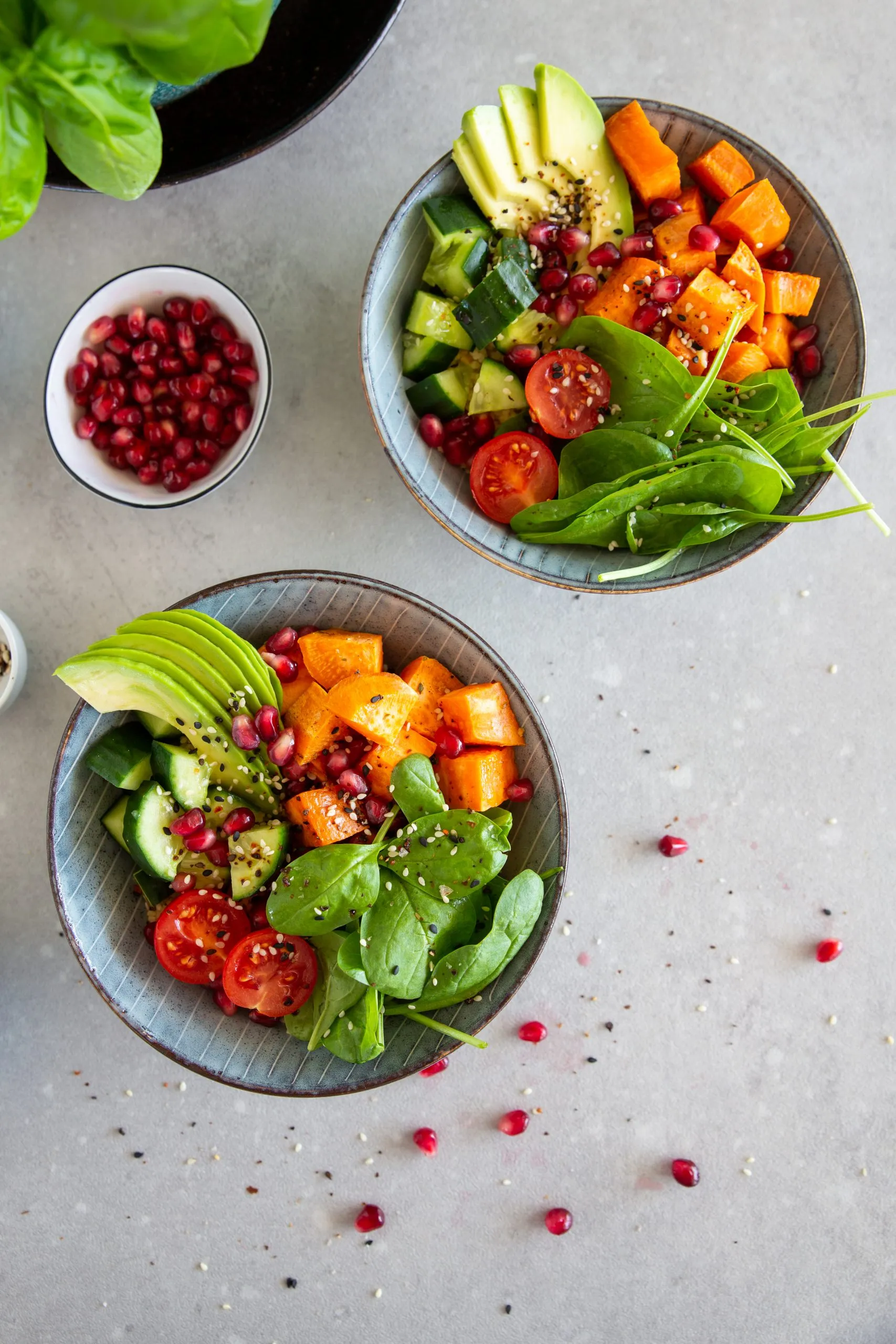 Farbenfrohe Superfood-Bowl mit Süßkartoffeln, Avocado und Granatapfelkernen