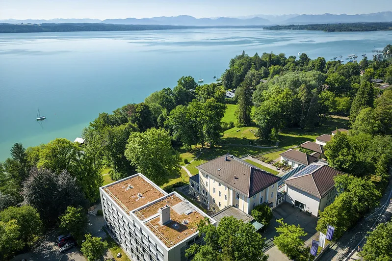 Fassade der Akademie für Politische Bildung Tutzing am Starnberger See
