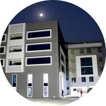 Fassade eines modernen Gebäudes, exemplarisch für ein Fitnesszentrum.