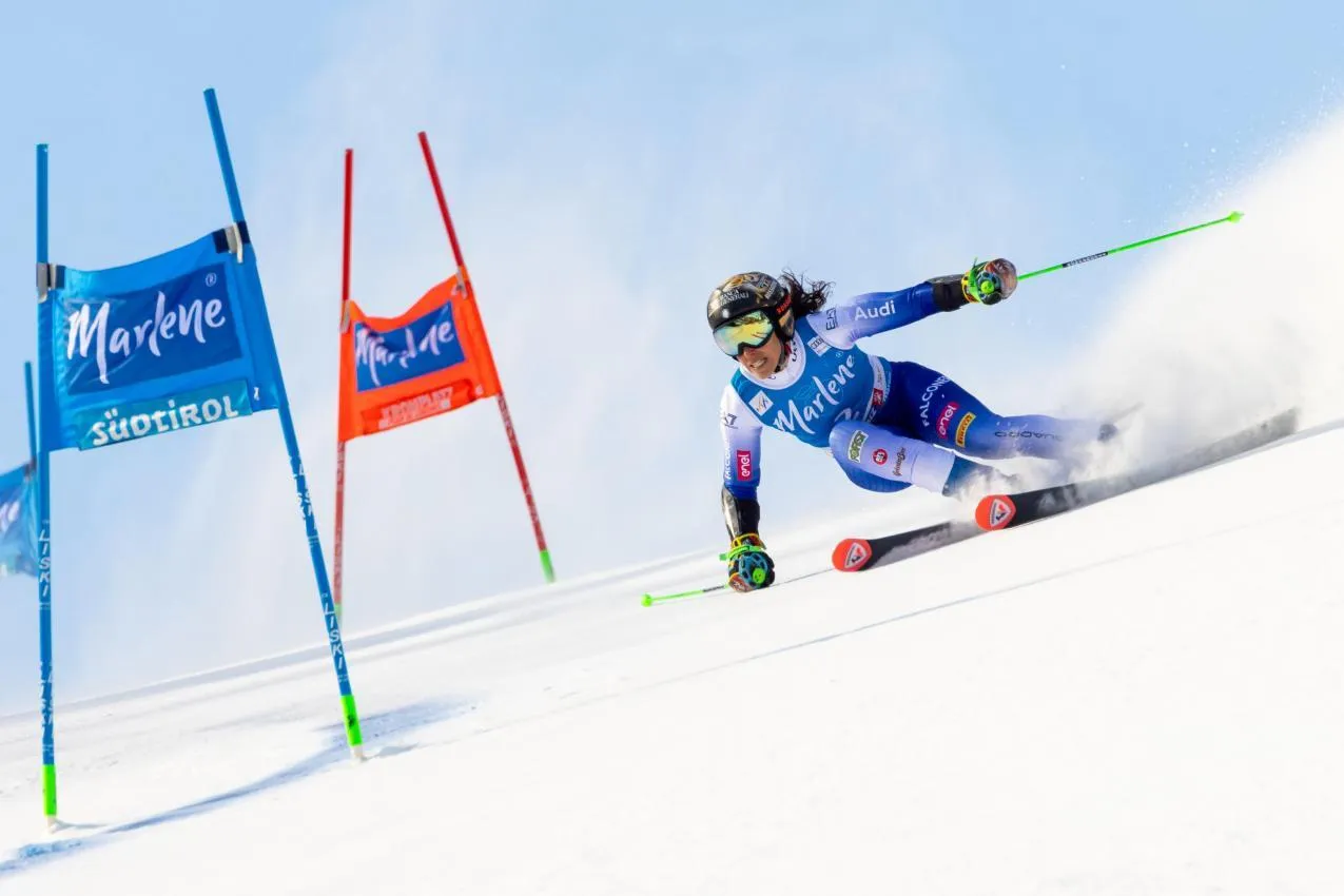 Federica Brignone, die zur Halbzeit führte, schied beim Riesenslalom am Kronplatz aus.