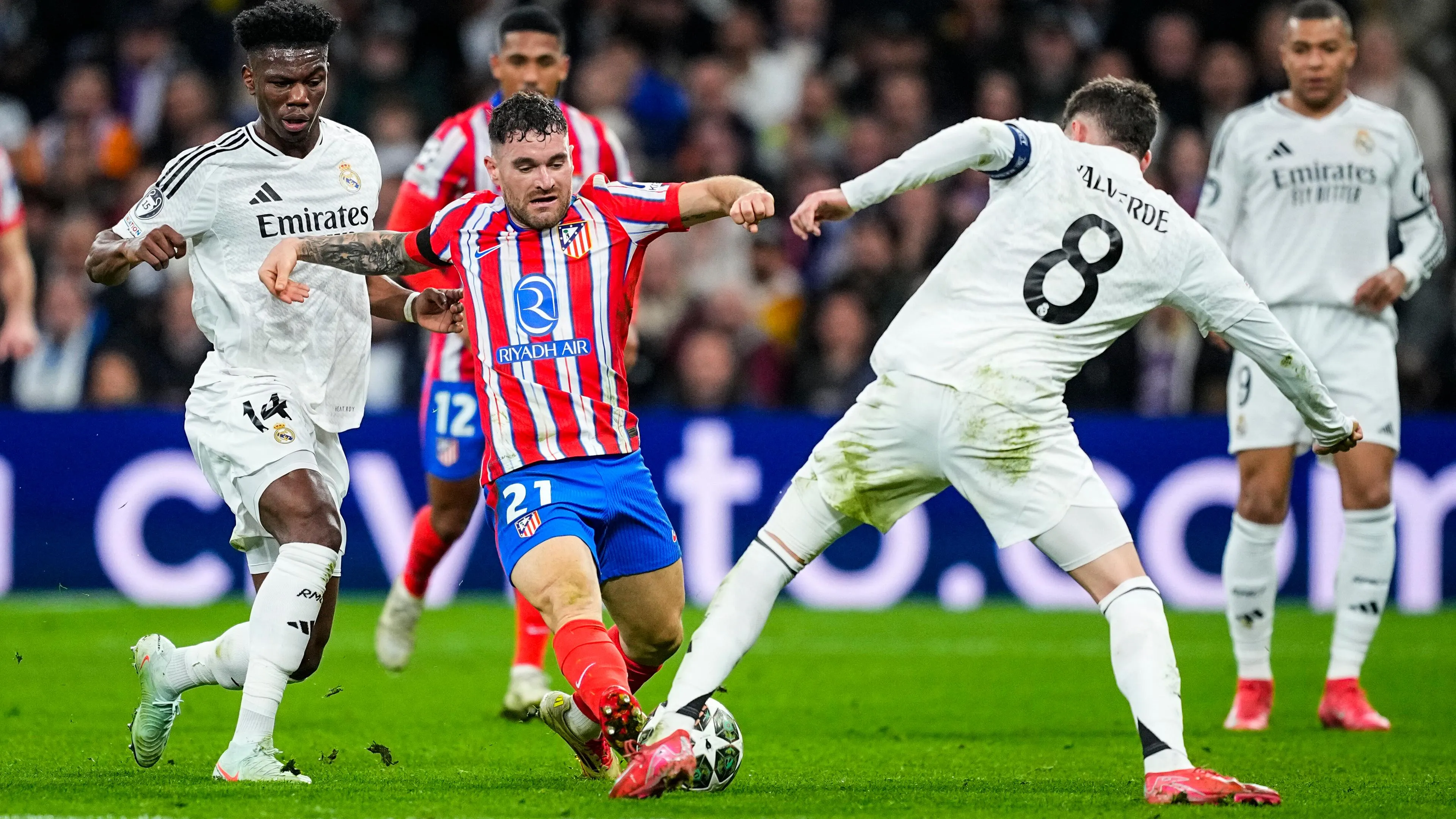 Federico Valderde von Real Madrid und Javi Galan von Atletico de Madrid in Aktion während des Achtelfinal-Hinspiels der UEFA Champions League 2024/25.