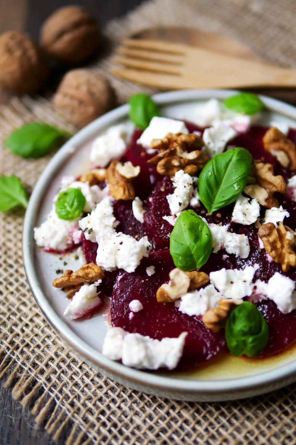 Feldsalat mit roter Bete, Feta und Walnüssen