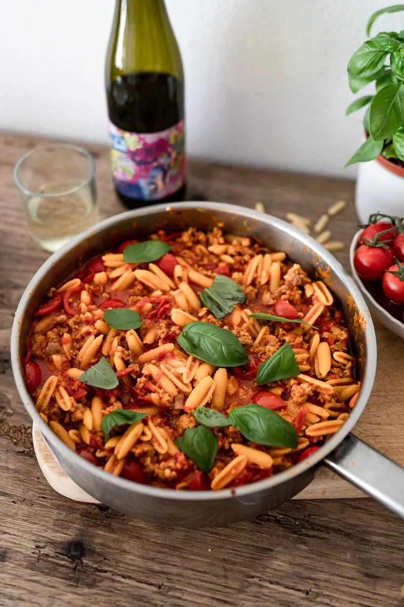 Fertig angerichtete Malloreddus alla Campidanese mit Basilikum und Pecorino