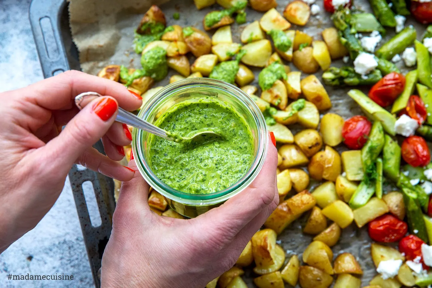 Fertig angerichtetes Ofengemüse mit grünem Spargel, Kartoffeln und frischem Kräuterpesto
