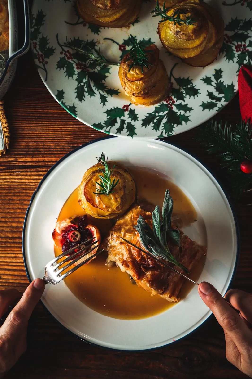 Fertig angerichtetes Schweinefilet im Blätterteig mit Beilagen und Sauce
