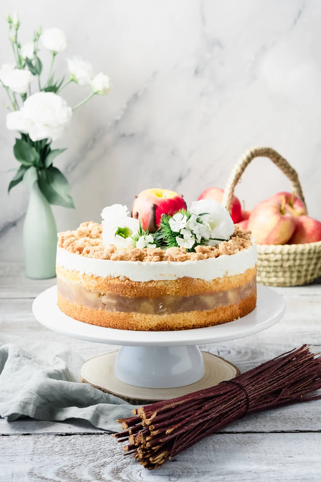 Fertig dekorierte Apfeltorte