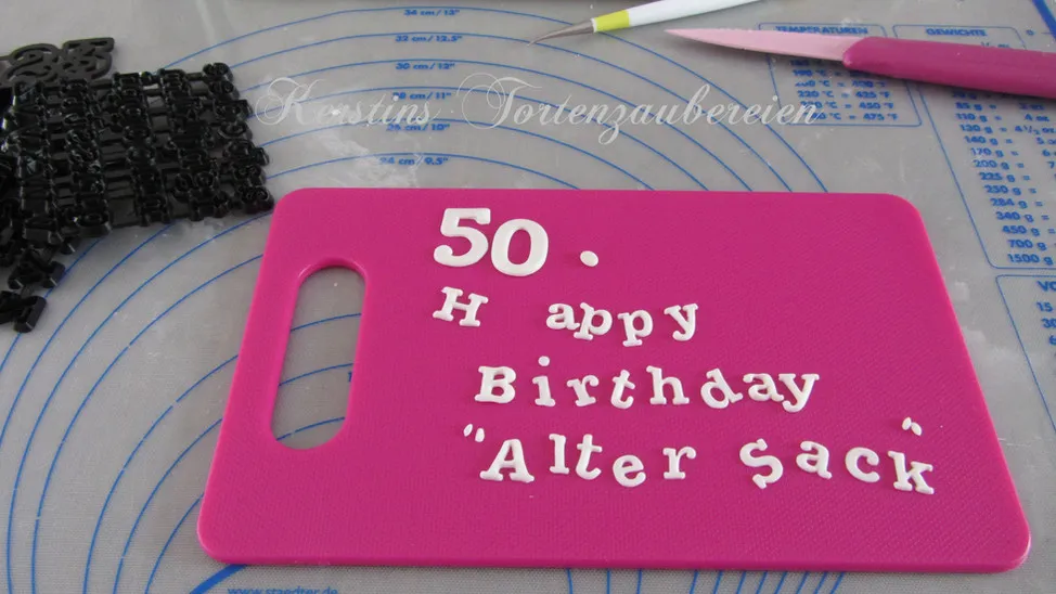 Fertig dekorierter Geburtstagskuchen mit der Aufschrift "Alter Sack"