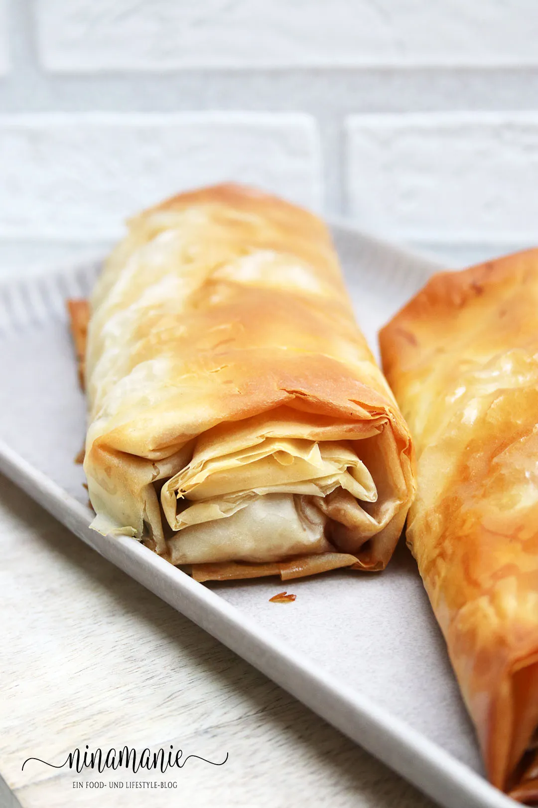 Fertig gebackene vegetarische Gemüsestrudel auf dem Backblech