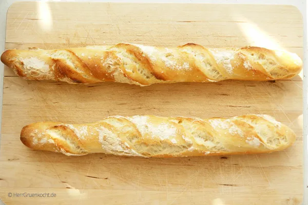 Fertig gebackenes französisches Baguette mit knuspriger Kruste, bereit zum Genießen