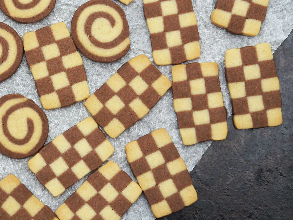 Fertig gebackenes Schwarz-Weiß-Gebäck mit verschiedenen Mustern