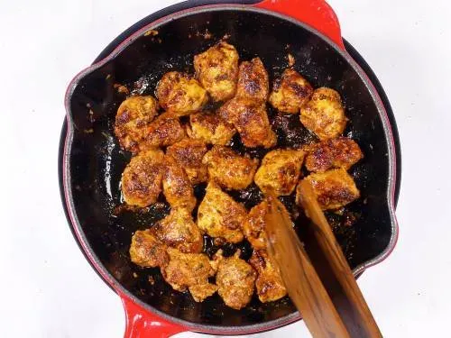 Fertig gegrillte Hähnchenstücke mit leichter Bräunung.