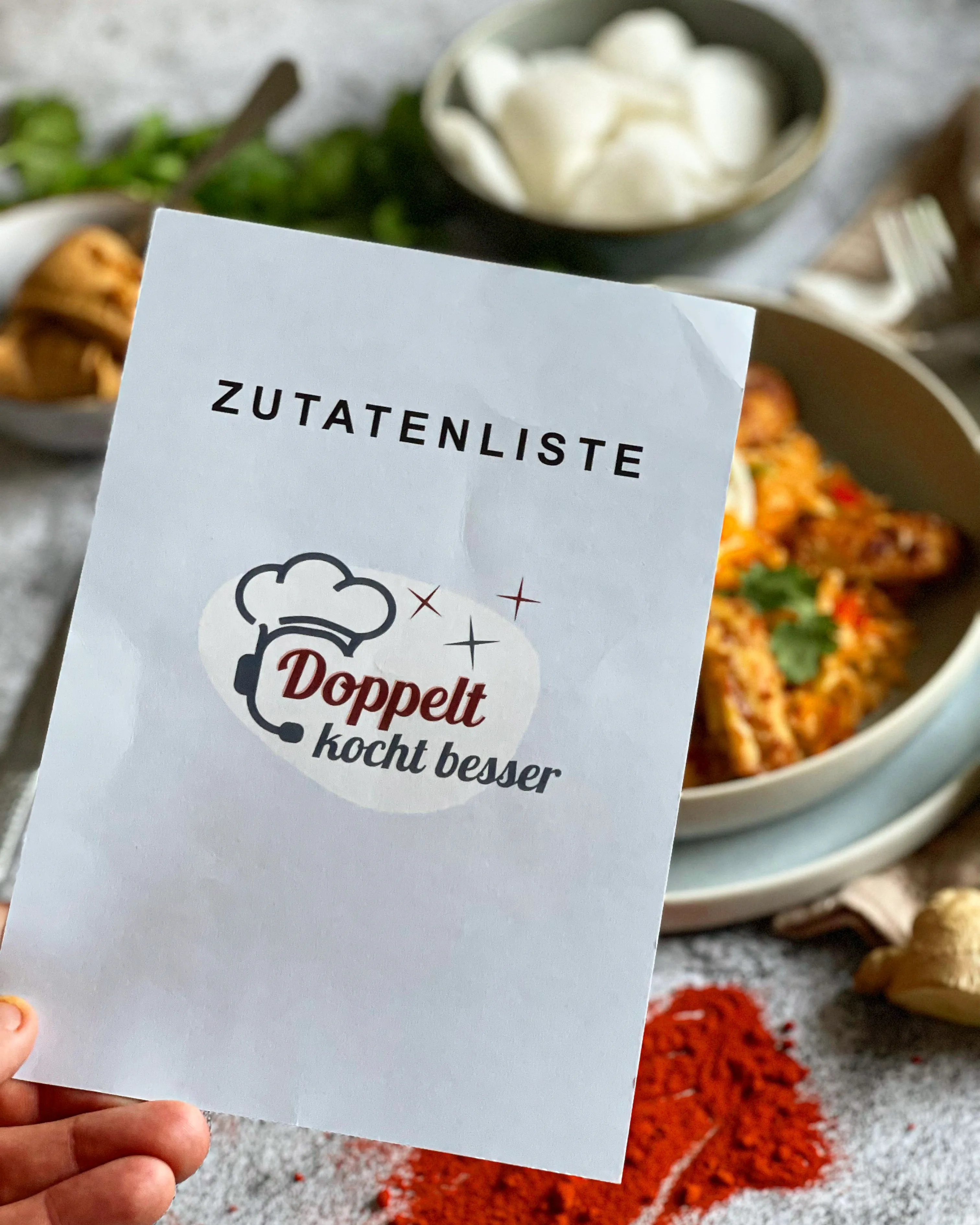 Fertig gekochter Reis in einem Topf, bereit für die Weiterverarbeitung