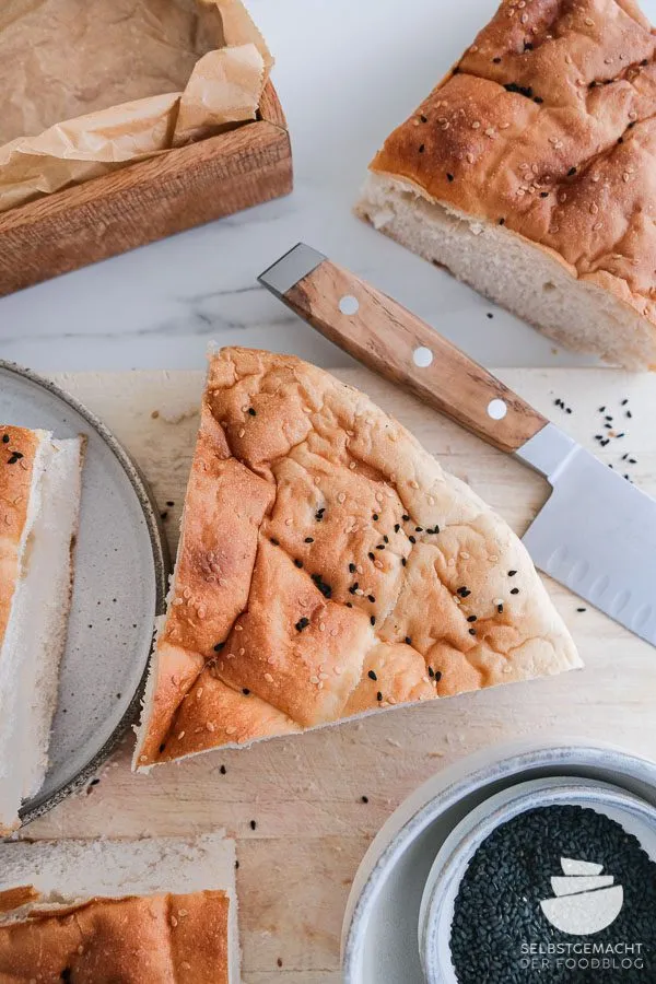 Fertig zubereiteter, reich gefüllter Döner Kebab, bereit zum Genießen
