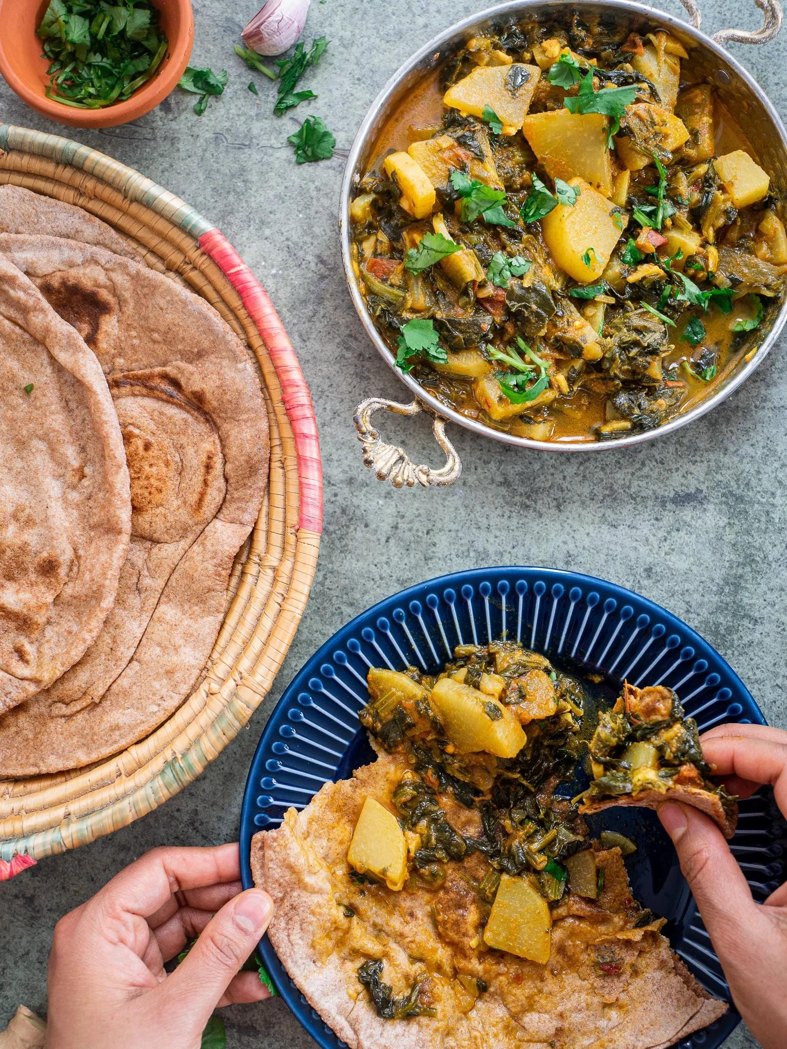 Fertig zubereitetes Rettichcurry mit Spinat
