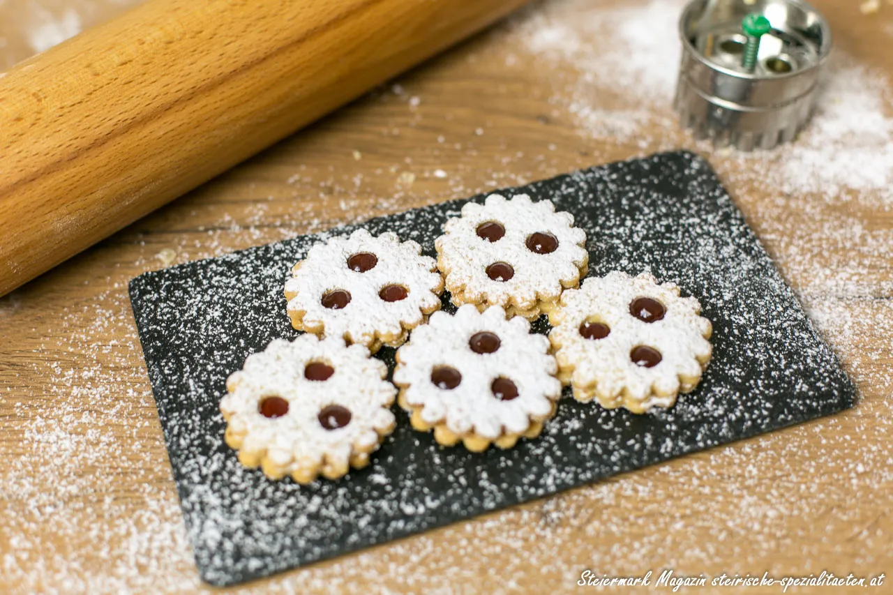 Fertig zusammengesetzte Linzer Augen mit roter Marmelade und Puderzucker
