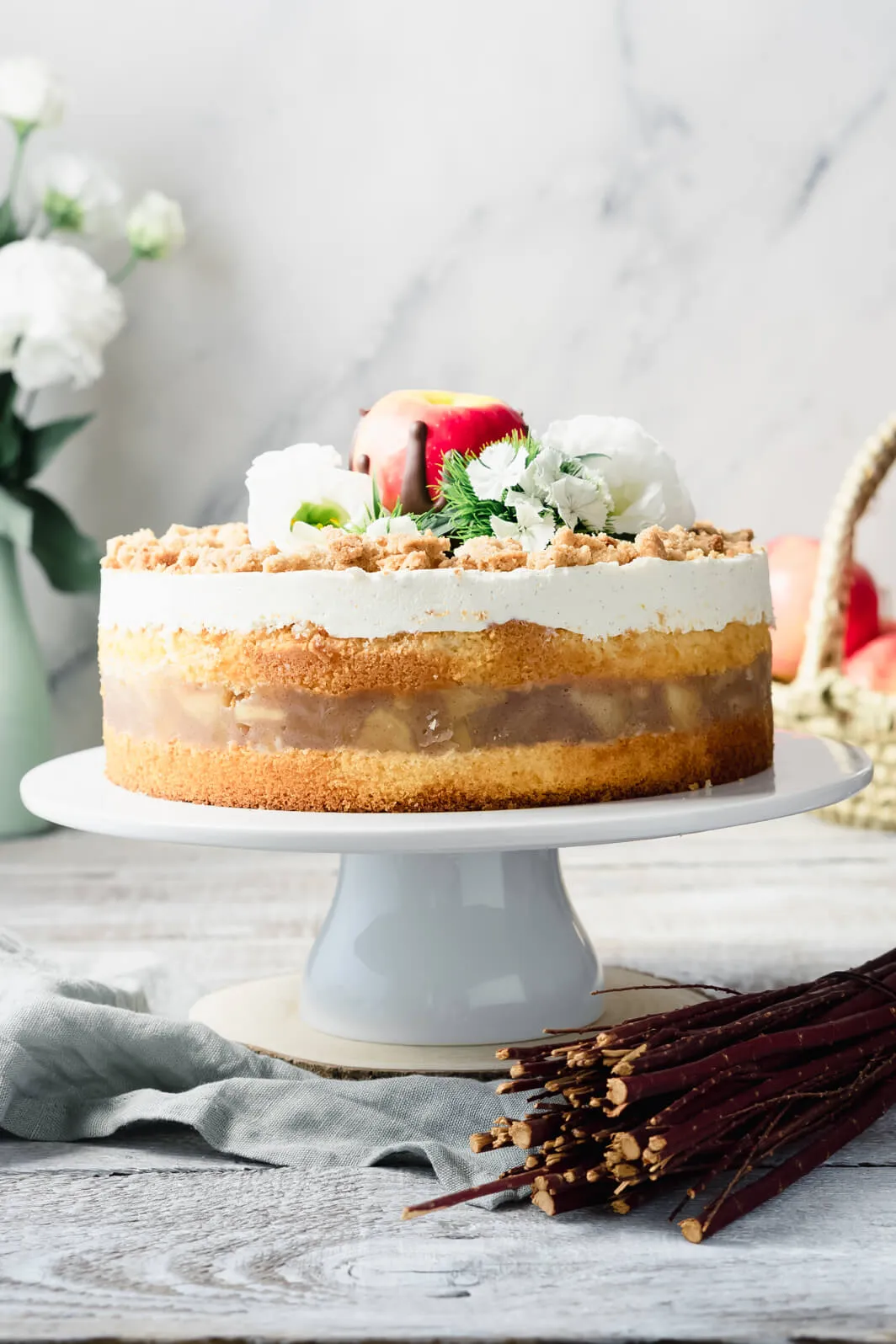 Fertige Apfeltorte vor dem Anschneiden