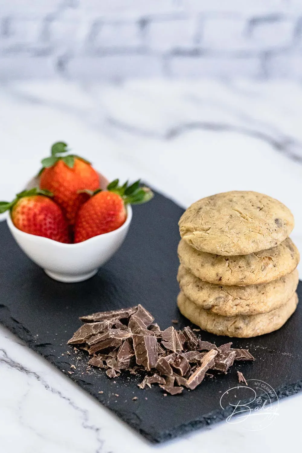 Fertige Chocolate Chunk Cookies auf einem Kuchengitter