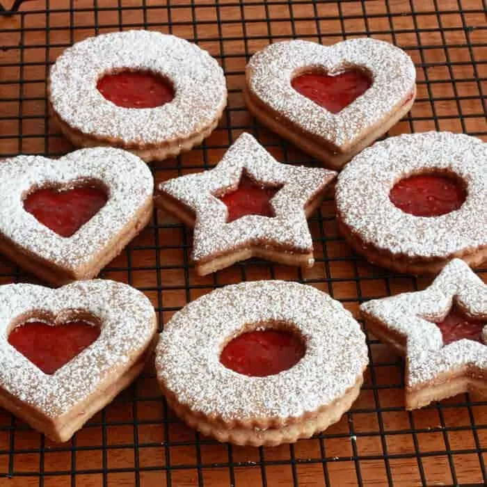 Fertige Linzer Plätzchen mit Himbeermarmeladenfüllung und Puderzucker bestäubt, bereit zum Genießen