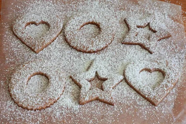 Fertige Linzer Plätzchen, mit Puderzucker bestäubt und mit Himbeermarmelade gefüllt