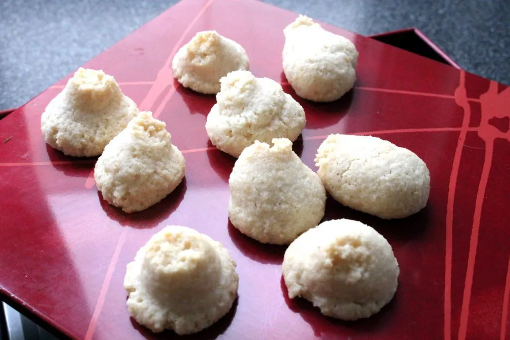 Fertige Mandel Plätzchen auf einem Teller