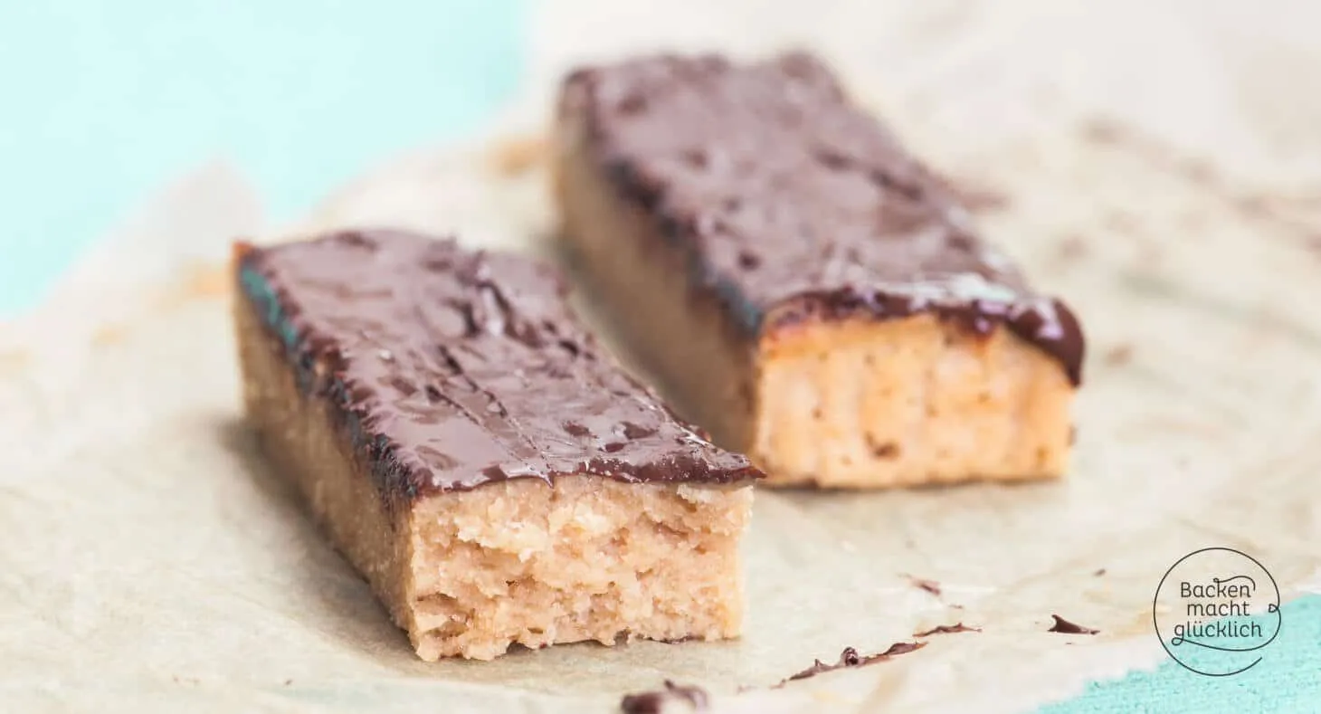 Fertige Proteinriegel mit Schokoladenüberzug und Dattelkaramell