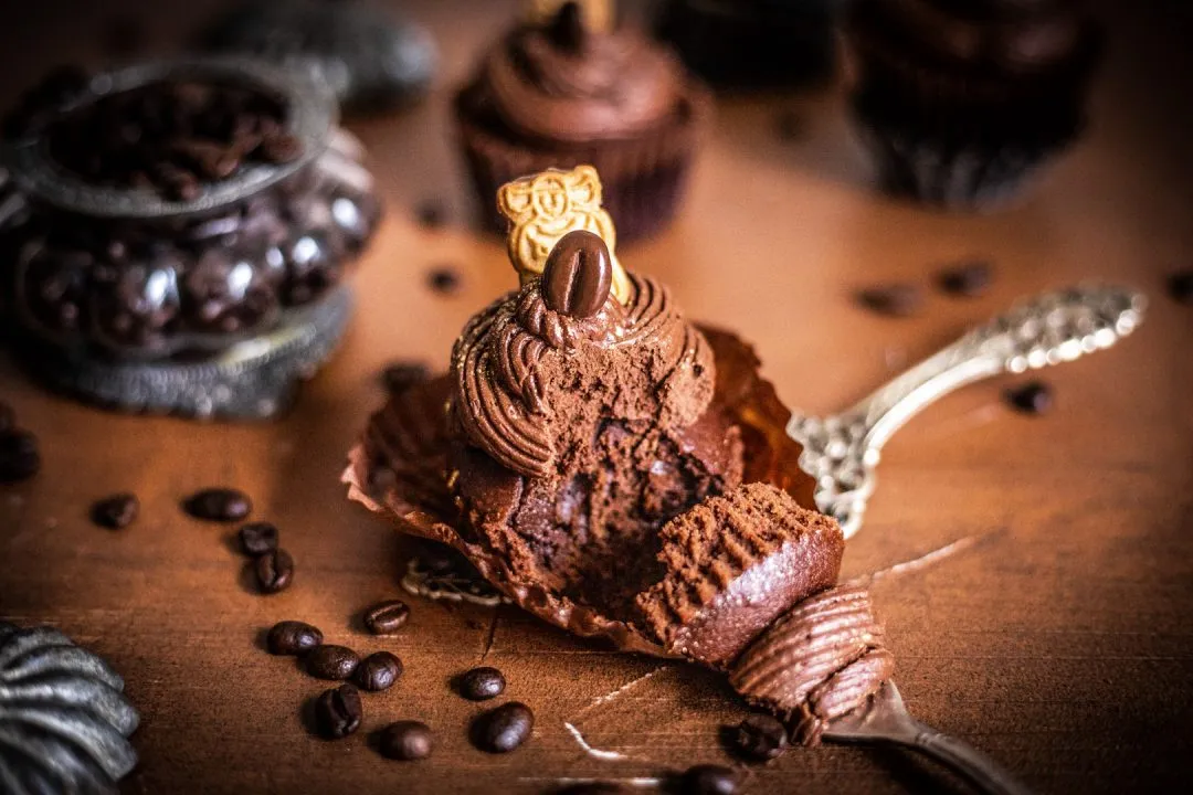 Fertige Schoko-Espresso Cupcakes mit luftig aufgeschlagener Espresso Ganache.