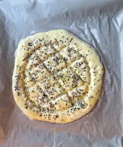 Fertige Teigfladen vor dem Backen.