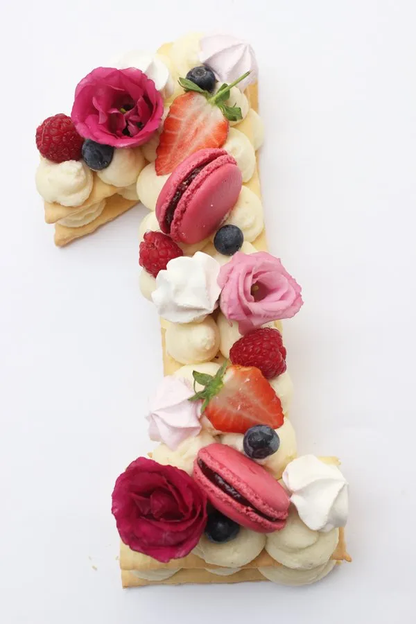 Fertiger Number Cake zum 18. Geburtstag mit üppiger Dekoration