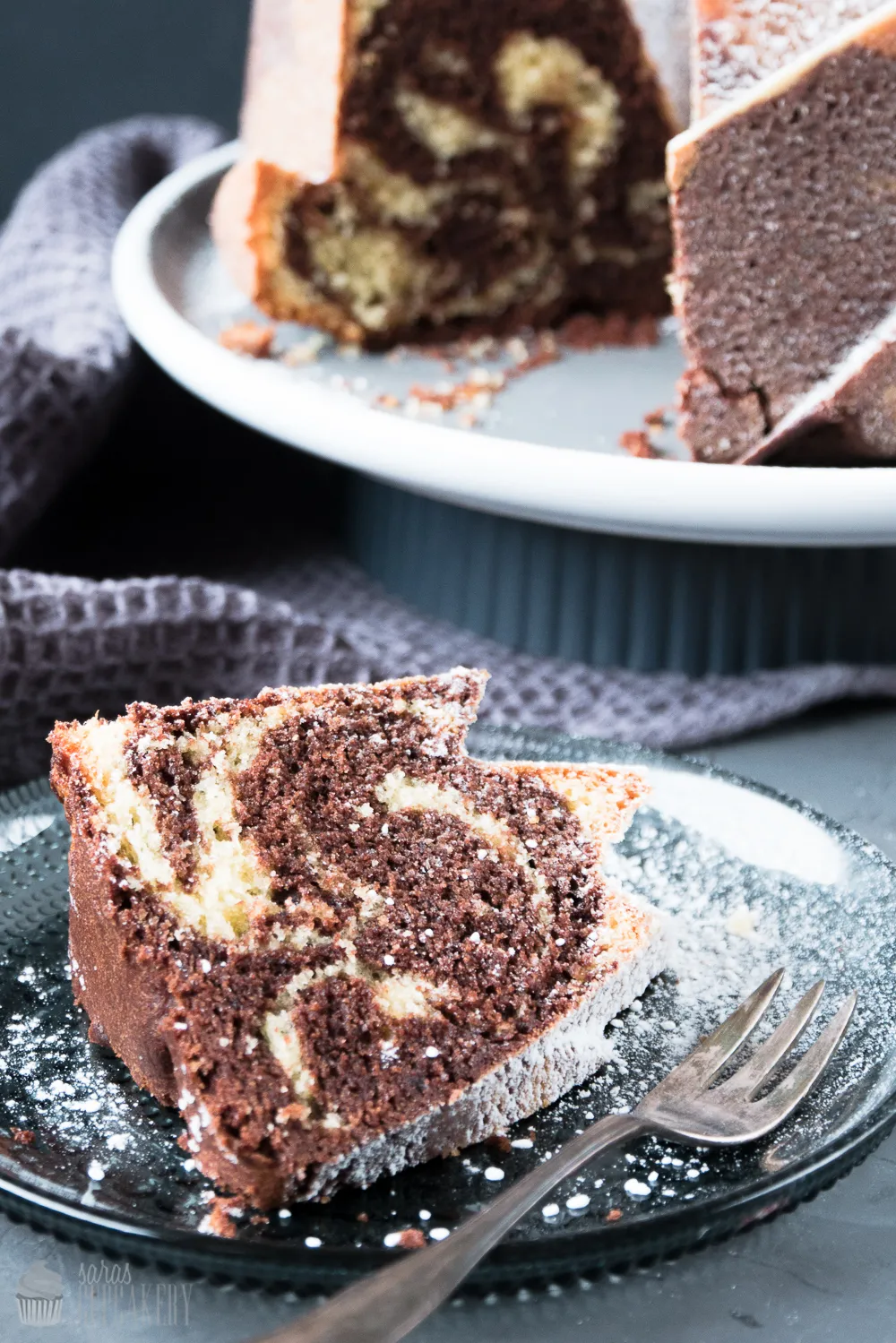 Fertiger Nutella-Marmorkuchen auf einer rosafarbenen Servierplatte, bereit zum Anschnitt