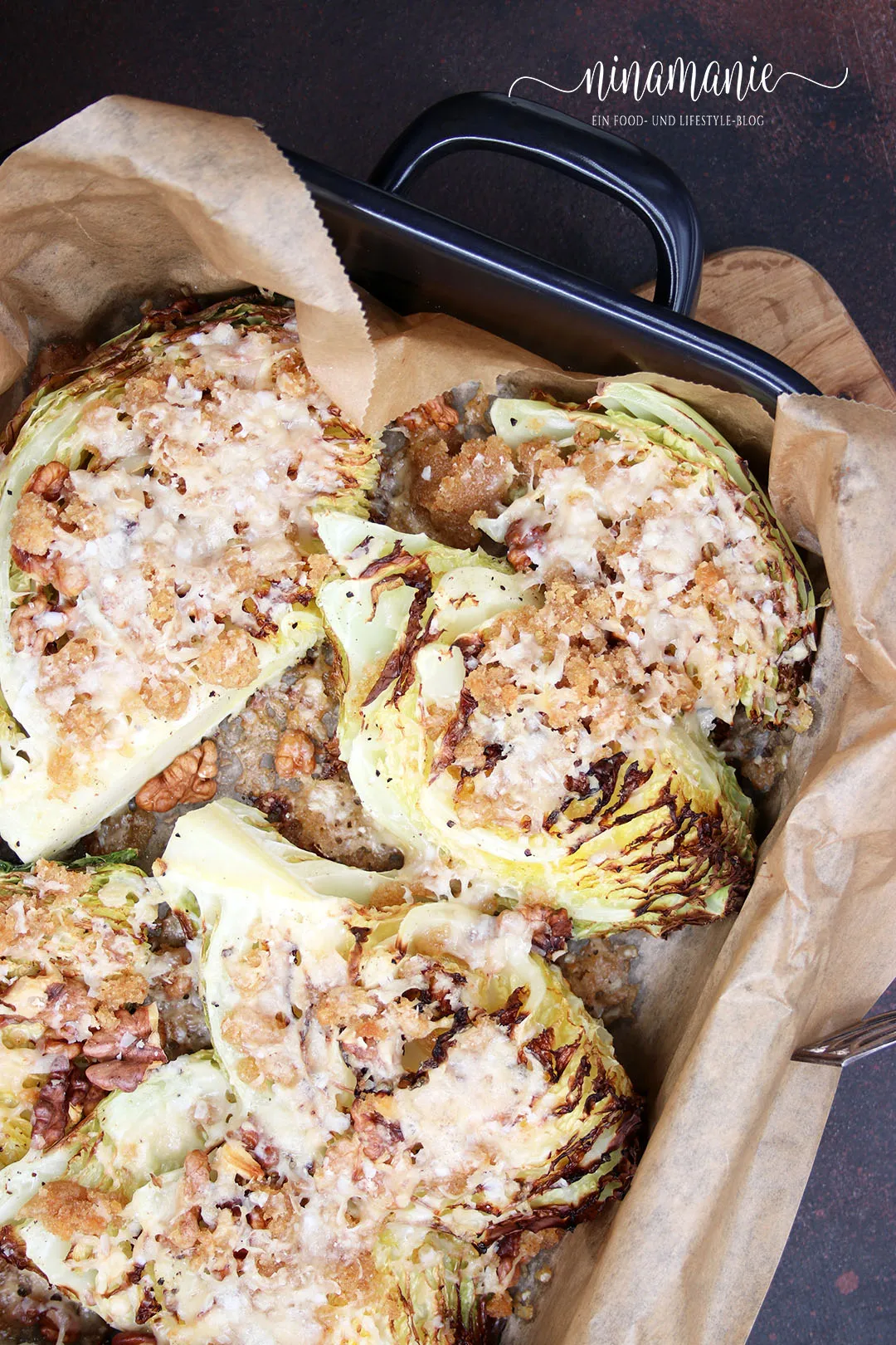 Fertiger Parmesan-Wirsing aus dem Ofen, angerichtet und servierbereit