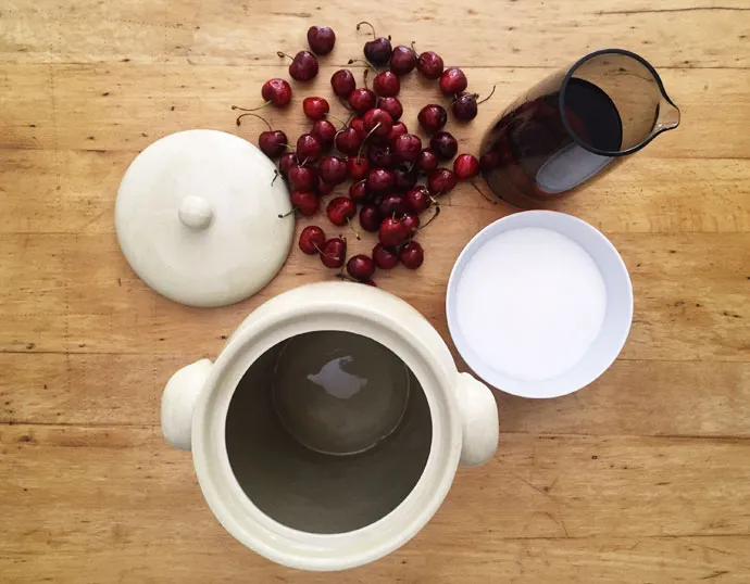 Fertiger Rumtopf im Glas servierbereit