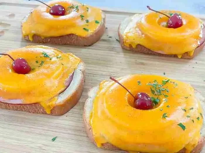 Fertiger Toast Hawaii mit Ananas und geschmolzenem Käse, bereit zum Servieren.