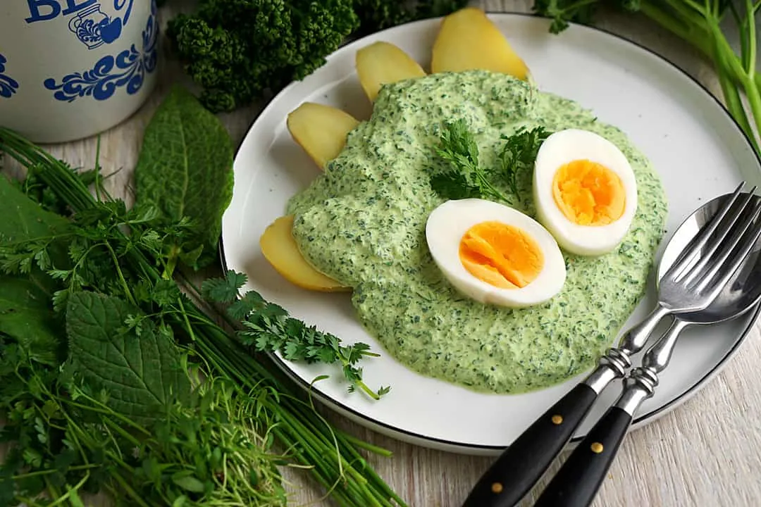 Festlich angerichtete Frankfurter Grüne Soße Deluxe mit Rinderfilet und Pilzen