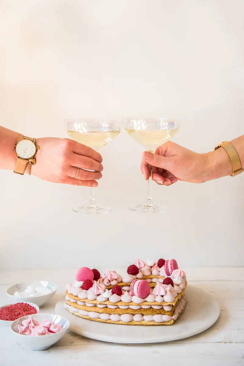 Festlich angerichtete Scheiben des Geburtstagskuchens mit Beeren und Creme